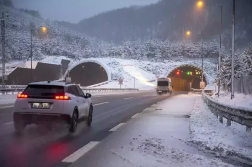 Anadolu Otoyolu'nda kar etkili: Kalınlık 10 santimetreye çıktı