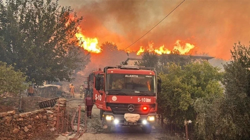 Antalya, Muğla ve Aydın’da orman yangınları: Alevler evlere sıçradı