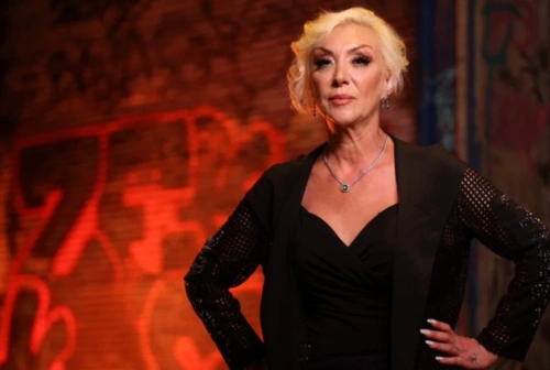 Arabesk müziğin yıldızı Güllü, balkondan düşerek hayatını kaybetti