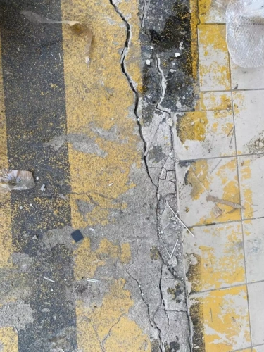 Ataşehir'de bina alarm veriyor: Kolonlarda patlama, zeminde çatlaklar