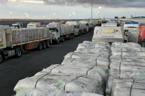 Ateşkes sonrası Gazze'ye insani yardım tırları geçmeye başladı
