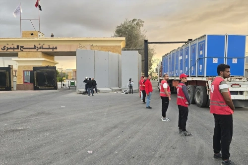 Ateşkes sonrası Gazze'ye insani yardım tırları geçmeye başladı