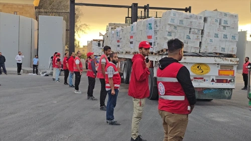 Ateşkes sonrası Gazze'ye insani yardım tırları geçmeye başladı