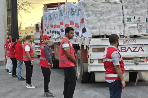Ateşkes sonrası Gazze'ye insani yardım tırları geçmeye başladı