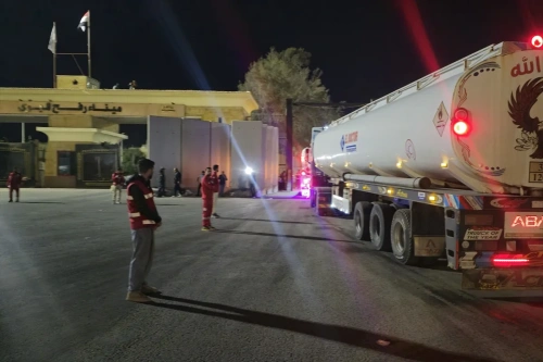 Ateşkes sonrası Gazze'ye insani yardım tırları geçmeye başladı