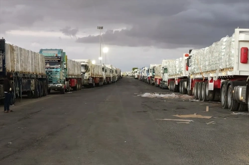 Ateşkes sonrası Gazze'ye insani yardım tırları geçmeye başladı