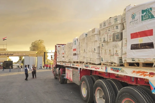 Ateşkes sonrası Gazze'ye insani yardım tırları geçmeye başladı