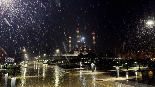 Bahar havasının ardından kar sürprizi: İstanbul beyaza büründü