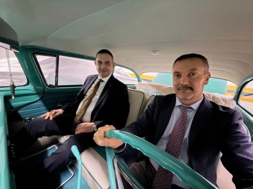 Bahçeli'den MYK Üyesi Teoman'a özel hediye: 1958 model Ford Fairlane