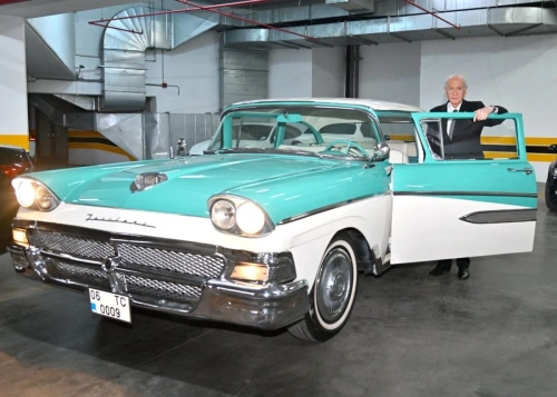 Bahçeli'den MYK Üyesi Teoman'a özel hediye: 1958 model Ford Fairlane