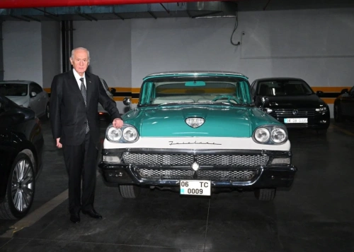Bahçeli'den MYK Üyesi Teoman'a özel hediye: 1958 model Ford Fairlane