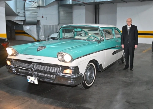 Bahçeli'den MYK Üyesi Teoman'a özel hediye: 1958 model Ford Fairlane