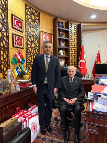 Bahçeli'den MYK Üyesi Teoman'a özel hediye: 1958 model Ford Fairlane