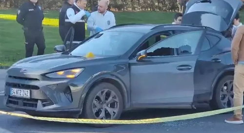 Bakırköy'de silahlı saldırı: Sürücü araçta öldürüldü