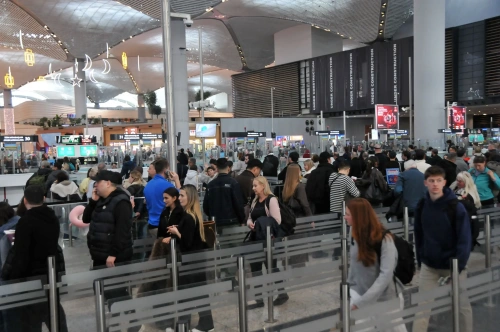 Bayram tatili başladı, havalimanları dolup taştı