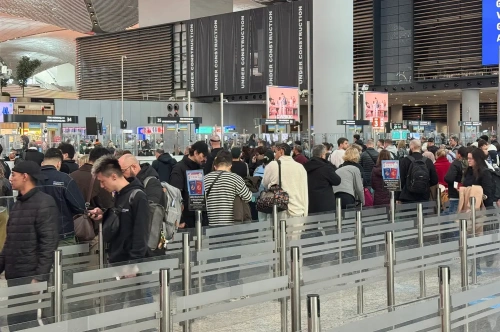 Bayram tatili başladı, havalimanları dolup taştı