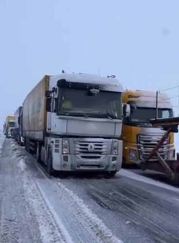 Bolu Dağı'nda kar ve buzlanma: Trafik durdu, kilometrelerce kuyruk oluştu