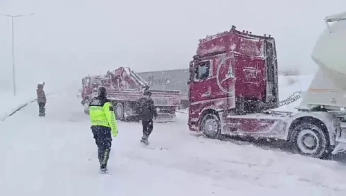 Bolu Dağı'nda kar ve buzlanma: Trafik durdu, kilometrelerce kuyruk oluştu