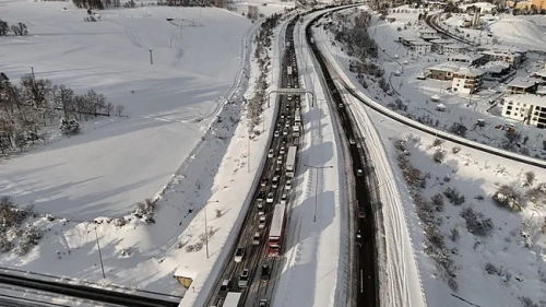 Bolu Dağı'nda kar ve buzlanma: Trafik durdu, kilometrelerce kuyruk oluştu