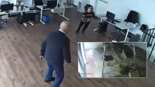 Bursa'da şiddetli lodos plazanın asma tavanını çökertti, facia son anda önlendi