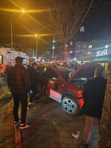 Bursa'da trafik kazası: Panik yapan sürücü 2 kişiyi yaraladı