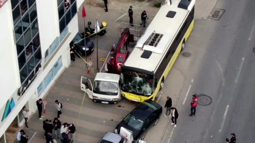 Çekmeköy'de feci kaza! İETT otobüsü durağa daldı: 1 ölü, 4 yaralı