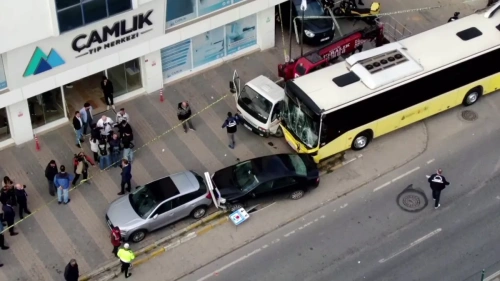 Çekmeköy'de feci kaza! İETT otobüsü durağa daldı: 1 ölü, 4 yaralı