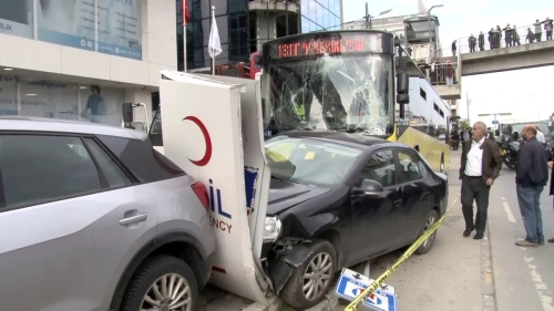 Çekmeköy'de feci kaza! İETT otobüsü durağa daldı: 1 ölü, 4 yaralı