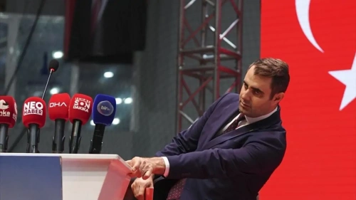 CHP İzmir'in yeni başkanı Çağatay Güç kürsüde bayıldı