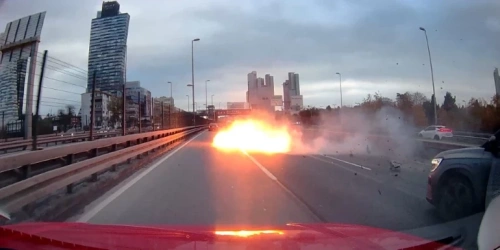 D-100'de makas atan otomobil bariyere çarptı, alev alev yandı