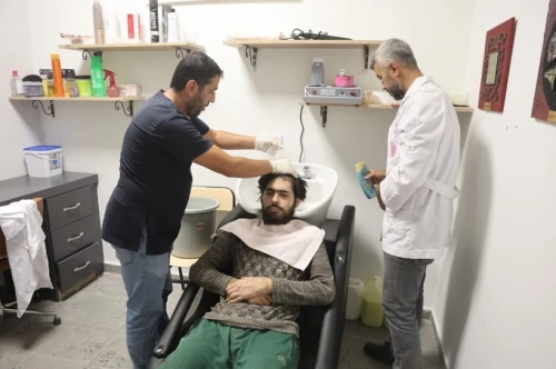 Deprem travması yaşayan genç, üç yıl sonra ilk kez banyo yaptı