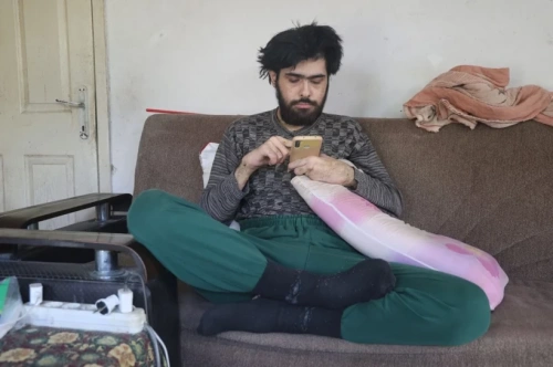 Deprem travması yaşayan genç, üç yıl sonra ilk kez banyo yaptı