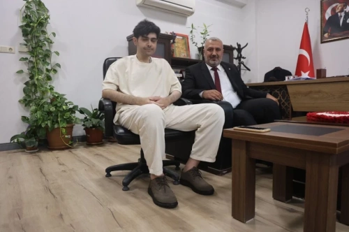 Deprem travması yaşayan genç, üç yıl sonra ilk kez banyo yaptı