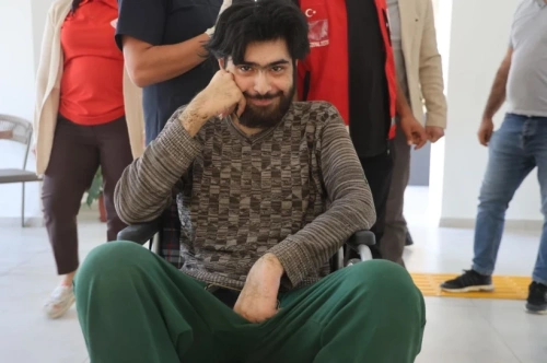 Deprem travması yaşayan genç, üç yıl sonra ilk kez banyo yaptı