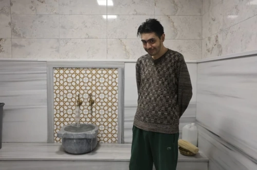 Deprem travması yaşayan genç, üç yıl sonra ilk kez banyo yaptı