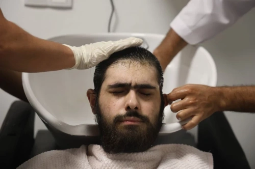 Deprem travması yaşayan genç, üç yıl sonra ilk kez banyo yaptı