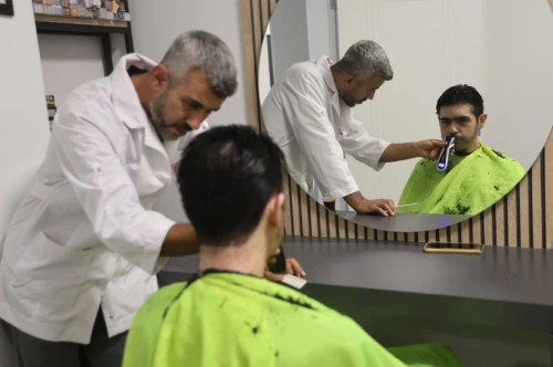 Deprem travması yaşayan genç, üç yıl sonra ilk kez banyo yaptı