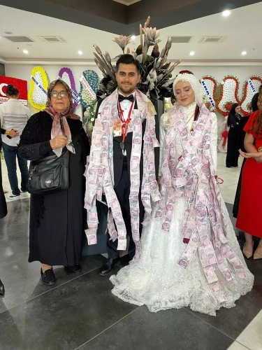 Düğünde görülmemiş takı: Babaanneden ev, arsa ve son model araç