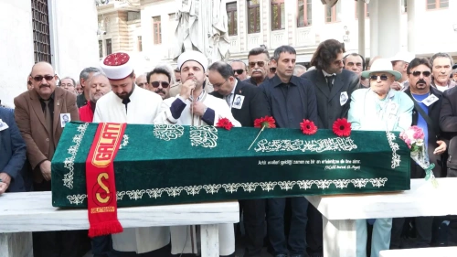 Engin Çağlar'ın cenazesinde skandal: Tabut başında selfie kuyruğu
