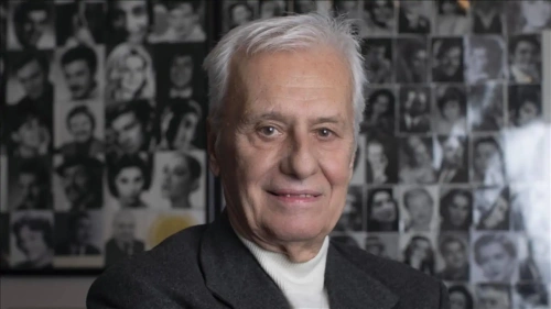 Engin Çağlar'ın cenazesinde skandal: Tabut başında selfie kuyruğu