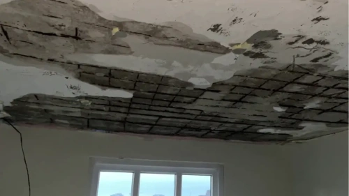 Esenler'de yağış nedeniyle daire tavanı çöktü: Yaralanan olmadı