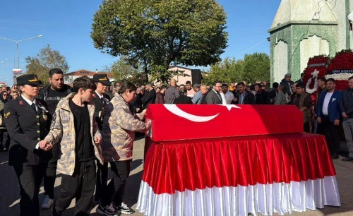 Eşi, şehit İlker Aykut'un parkasını giyerek vedalaştı