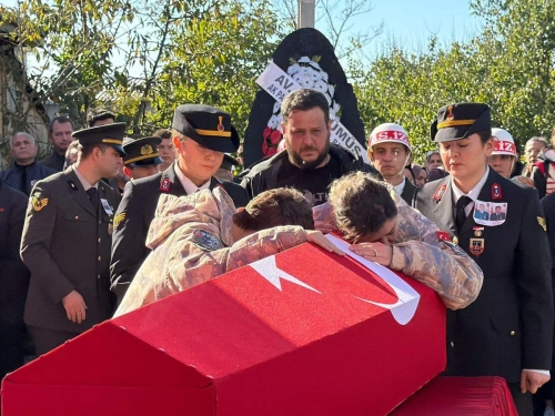 Eşi, şehit İlker Aykut'un parkasını giyerek vedalaştı