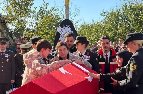 Eşi, şehit İlker Aykut'un parkasını giyerek vedalaştı