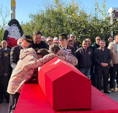 Eşi, şehit İlker Aykut'un parkasını giyerek vedalaştı