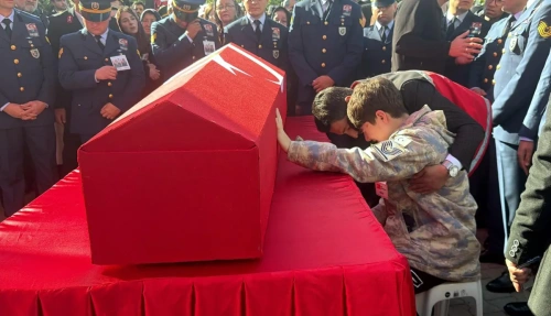 Eşi, şehit İlker Aykut'un parkasını giyerek vedalaştı