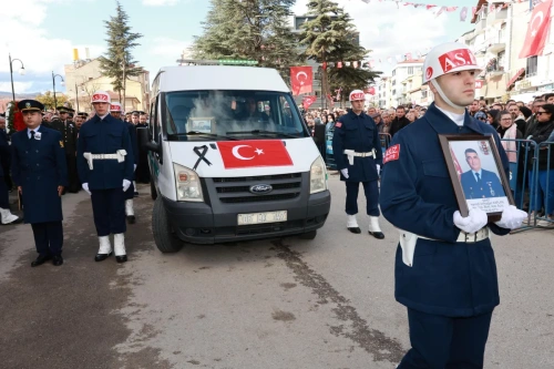 Eşinden oğluna: Senin baban kahraman, dik tut başını