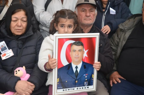 Eşinden oğluna: Senin baban kahraman, dik tut başını