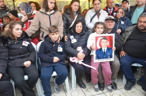 Eşinden oğluna: Senin baban kahraman, dik tut başını