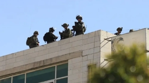 Esir takası öncesi İsrail rezaleti: Ailelerine baskın düzenlendi